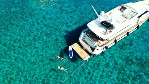 Acionna Yacht Charter, photograph 3