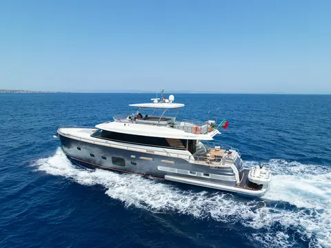 Almar II Yacht Charter, photograph 3