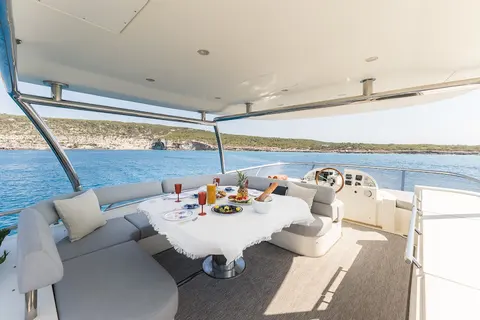 Almar II Yacht Charter, photograph 9