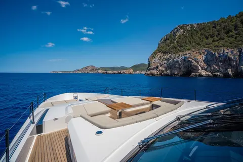 Alvium Yacht Charter, photograph 11