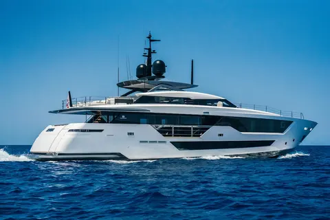 Alvium Yacht Charter, photograph 2