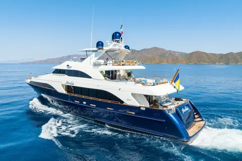 Amadea Yacht Charter, photograph 3
