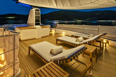Anything Goes V Yacht Charter, photograph 11