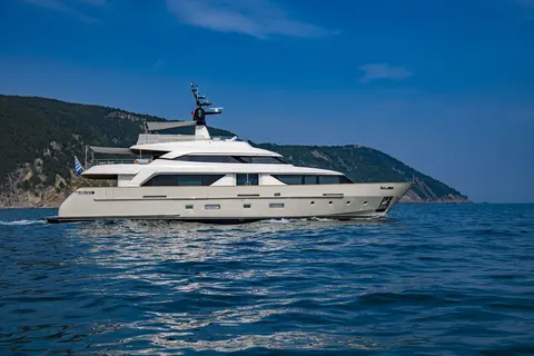 Anything Goes V Yacht Charter, photograph 3