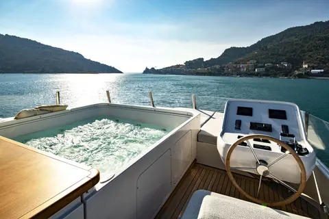 Anything Goes V Yacht Charter, photograph 8