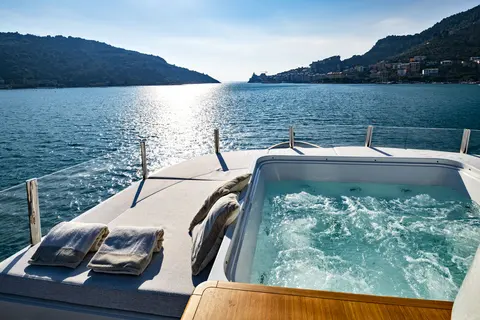 Anything Goes V Yacht Charter, photograph 9