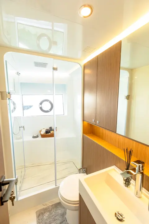 Apex Yacht Charter in Dubai, photograph 7