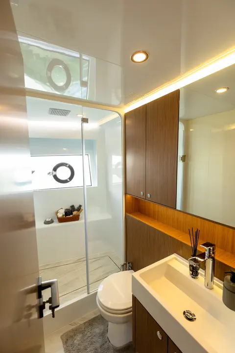 Apex Yacht Charter in Dubai, photograph 8