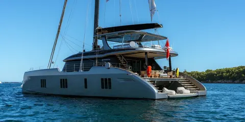 Apollo 99 Yacht Charter, photograph 3