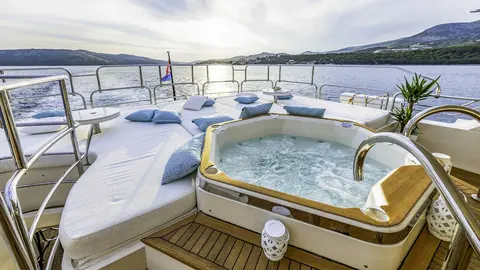 Arago Yacht Charter, photograph 11