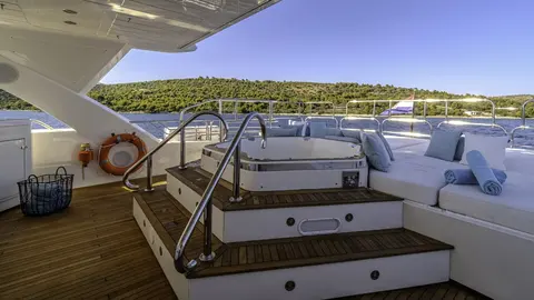 Arago Yacht Charter, photograph 12