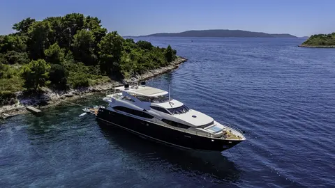 Arago Yacht Charter, photograph 3