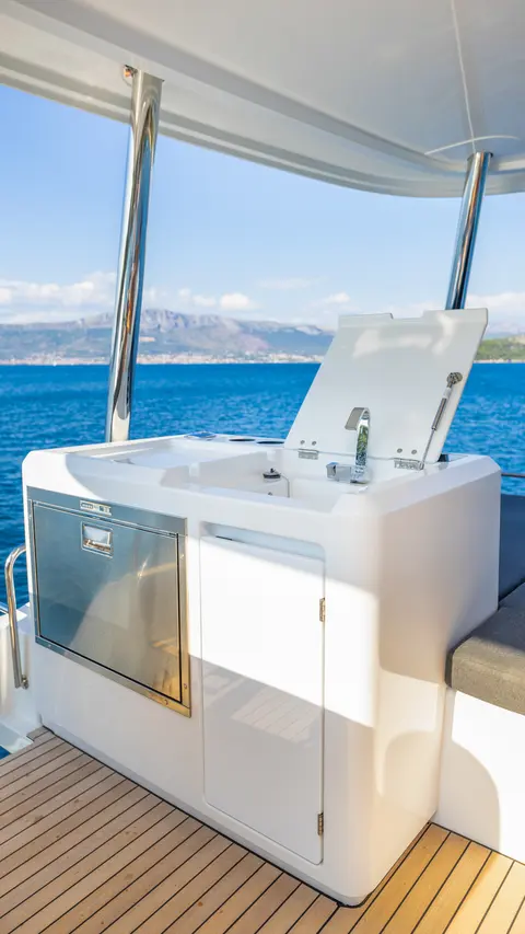 Artisan Yacht Charter, photograph 10