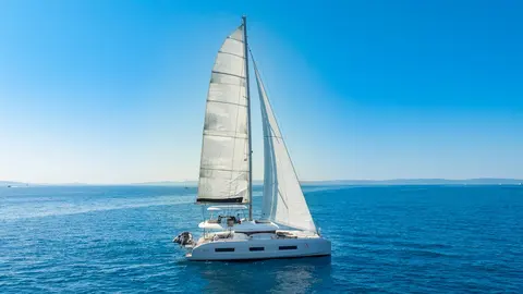 Artisan Yacht Charter, photograph 3