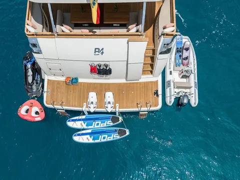 B4 Yacht Charter, photograph 10