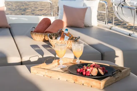 B4 Yacht Charter, photograph 11