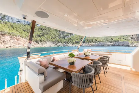B4 Yacht Charter, photograph 12