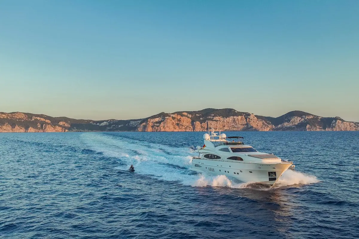 B4 Yacht Charter