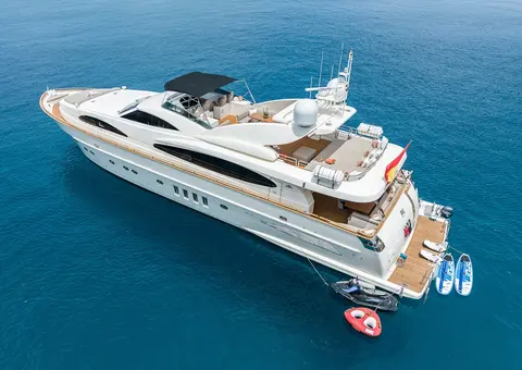B4 Yacht Charter, photograph 2