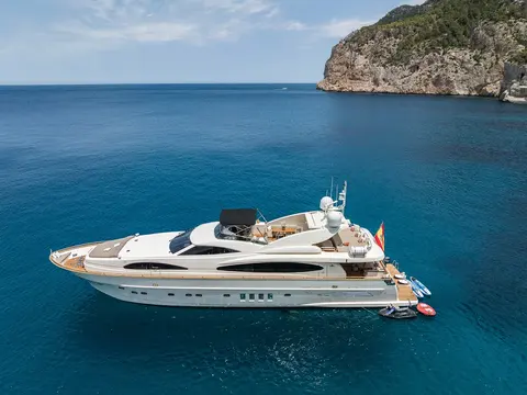 B4 Yacht Charter, photograph 3