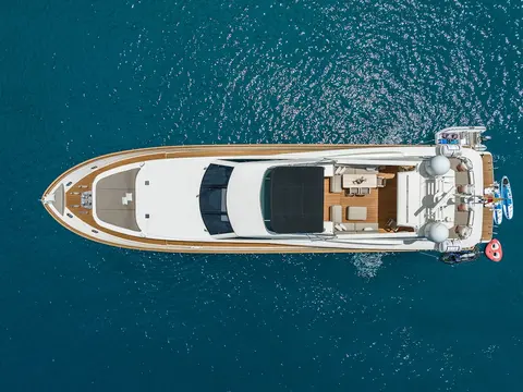B4 Yacht Charter, photograph 4