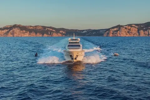 B4 Yacht Charter, photograph 5