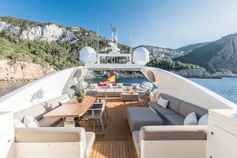 B4 Yacht Charter, photograph 6