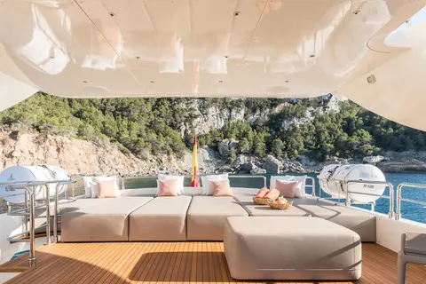 B4 Yacht Charter, photograph 7