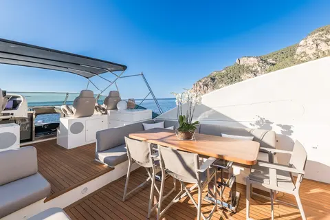 B4 Yacht Charter, photograph 8