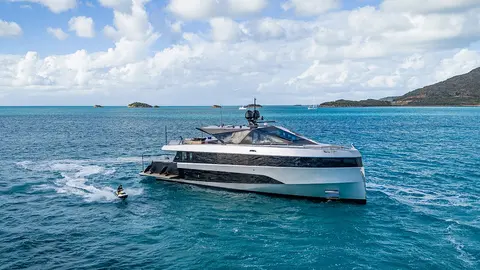 Bad Mutha Yacht Charter, photograph 4