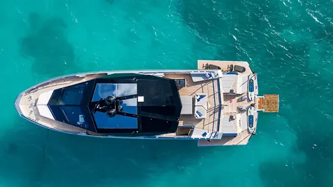 Bad Mutha Yacht Charter, photograph 9