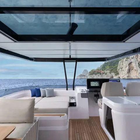 Bella VIIII Yacht Charter in Dubai, photograph 11