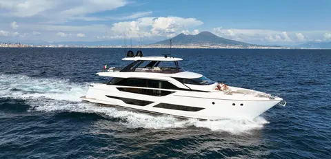 Bella VIIII Yacht Charter in Dubai, photograph 5