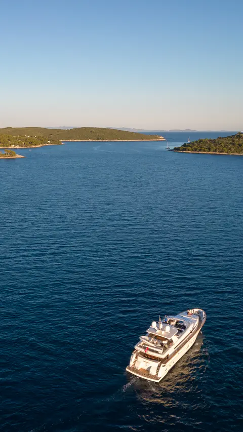 Conte Stefani Yacht Charter, photograph 3