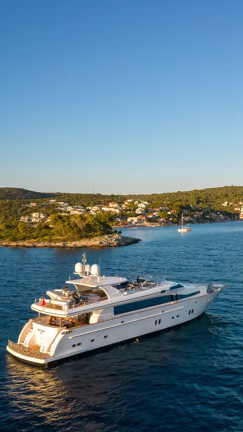 Conte Stefani Yacht Charter, photograph 4