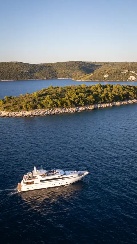 Conte Stefani Yacht Charter, photograph 5