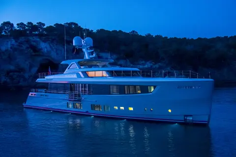 Delta One Yacht Charter, photograph 3