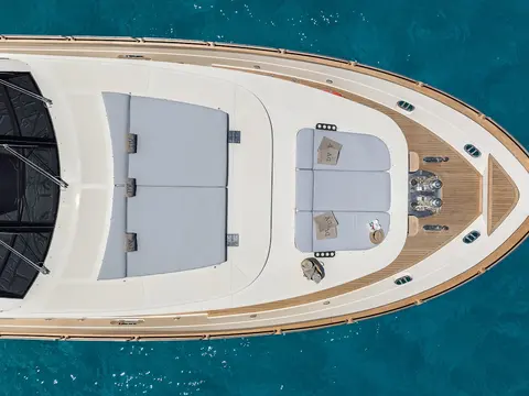 Dolce Vita IV Yacht Charter, photograph 6
