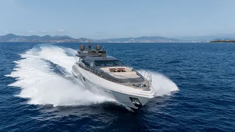 Fanamax Yacht Charter, photograph 3