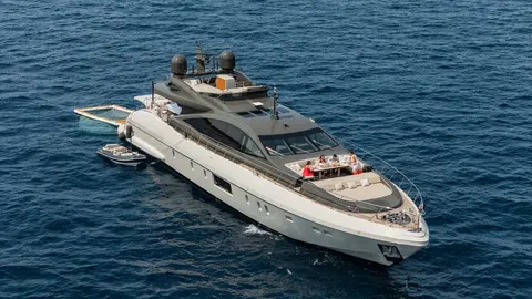 Fanamax Yacht Charter, photograph 5