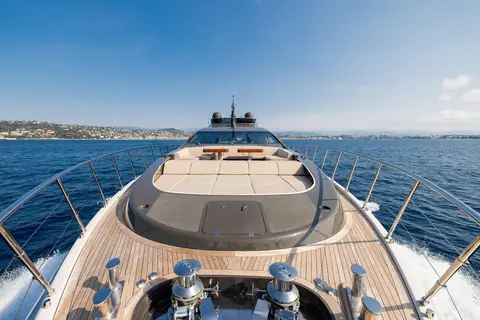Fanamax Yacht Charter, photograph 9