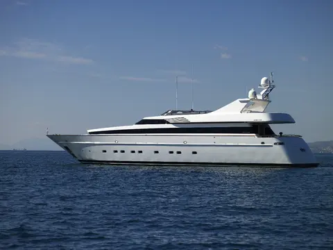 Feligo V Yacht Charter, photograph 3