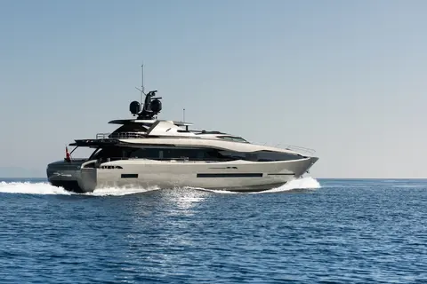 FX Yacht Charter, photograph 12