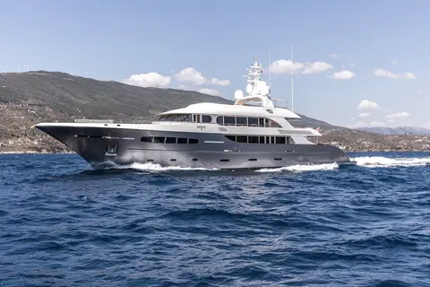 Ghost III Yacht Charter, photograph 3