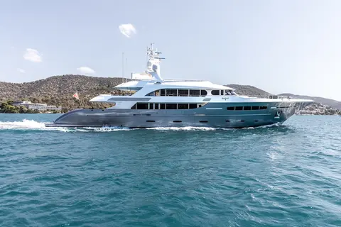 Ghost III Yacht Charter, photograph 4