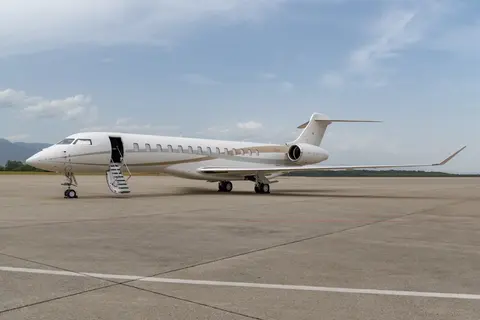Global 7500 Private Jet Charter, photograph 2