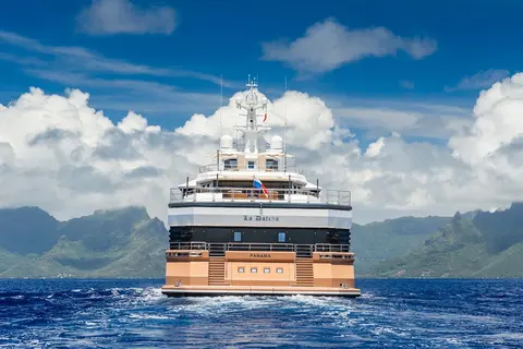 LA Datcha Yacht Charter, photograph 12