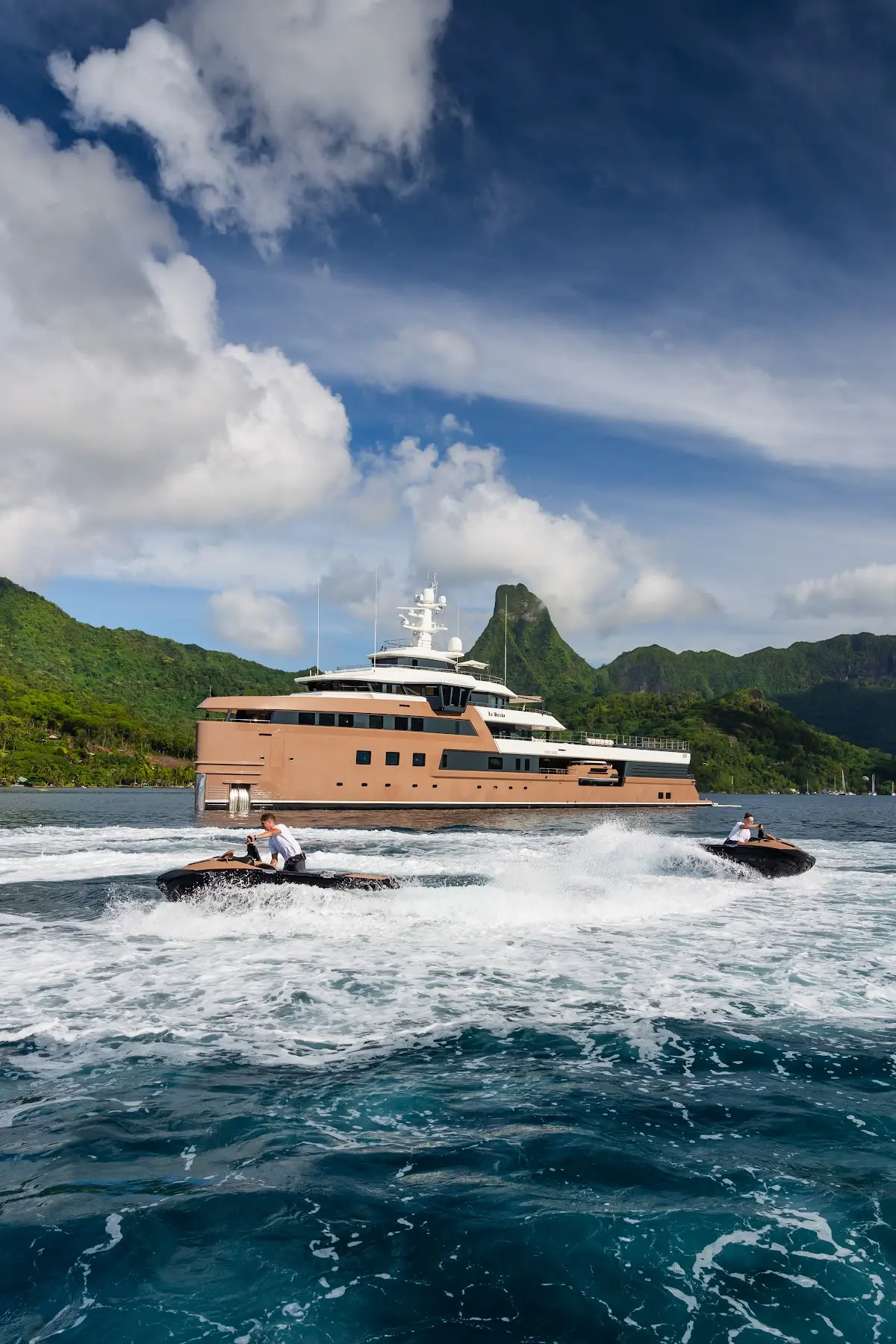 LA Datcha Yacht Charter