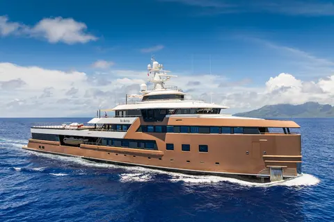 LA Datcha Yacht Charter, photograph 3