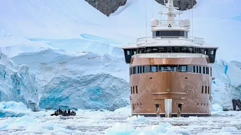 LA Datcha Yacht Charter, photograph 6